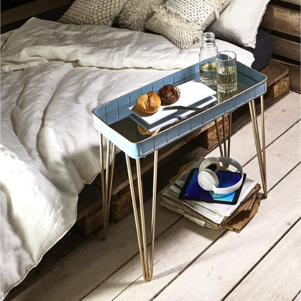 Table d'appoint avec structure en tube d'Acier couleur Or et plateau en métal laqué bleu avec verre miroir
