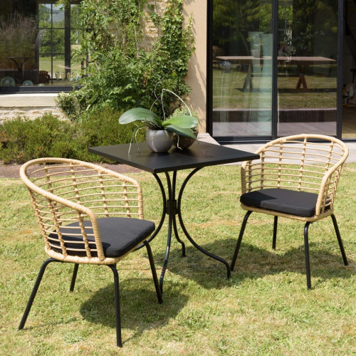 Salon de jardin 2 personnes 1 Table carrée 70x70cm et 2 fauteuils beiges et noirs en rotin synthétique Macabane  - Jardin meuble deco